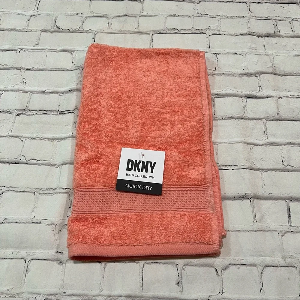NEW DKNY Nottingham Coral Towel Set, 3 piece, color coral